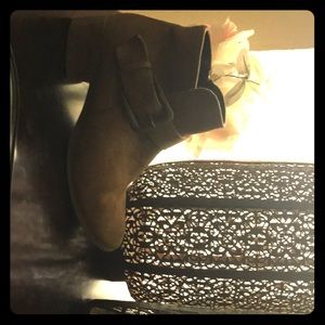 I’m selling brown High heels boots .